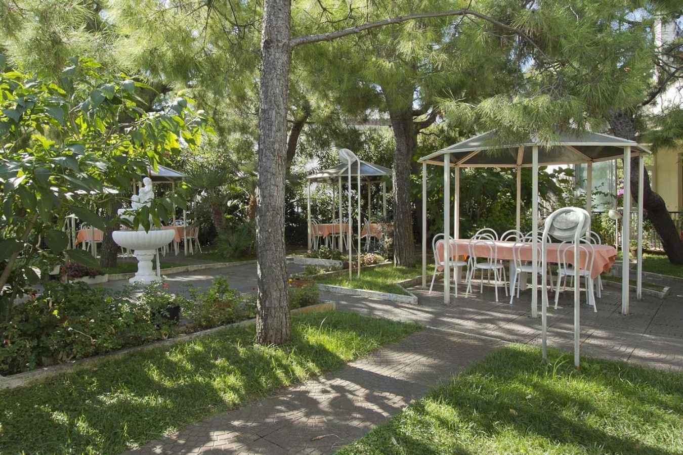 Hotel La Maestra Гроттаммаре Екстер'єр фото